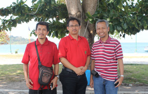 Berfoto bersama pak Yudo dan pak Cipto saat kunjungan ke Belitung